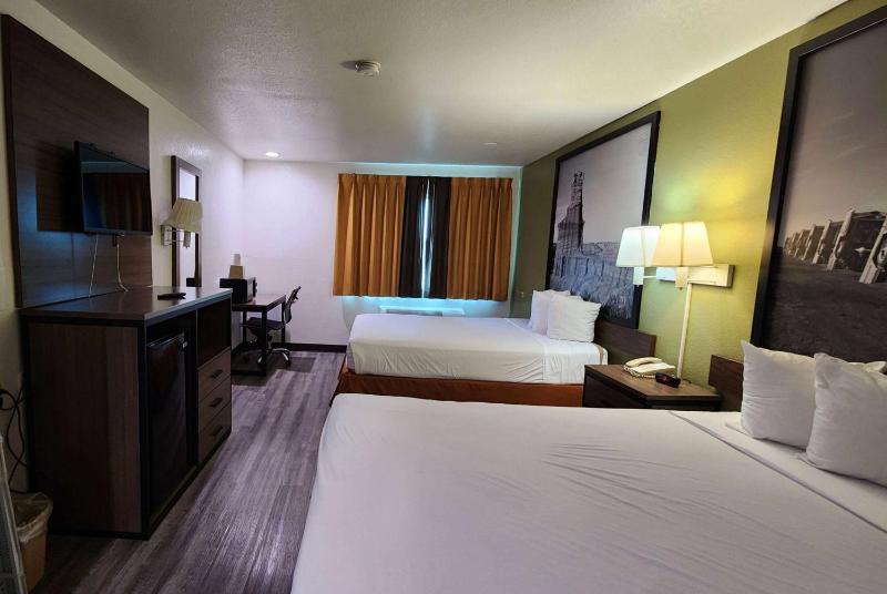 Queen Room with Two Queen Beds - Non-Smoking image 1