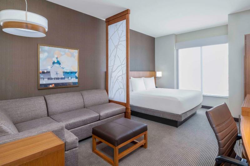 King Room with Sofa Bed - High Floor image 4