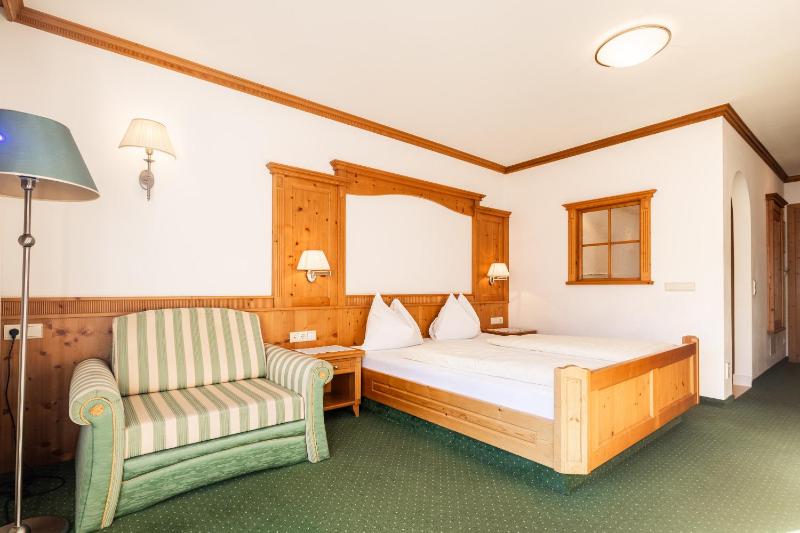 Superior Double Room with Balcony image 2