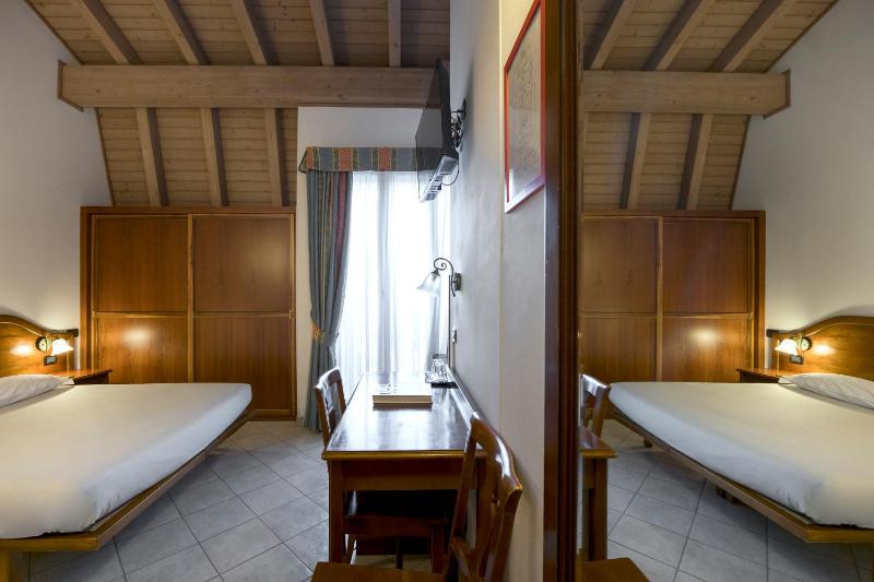 Standard Double or Twin Room image 4