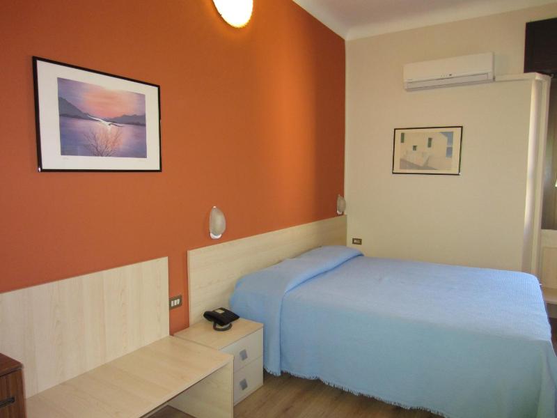Double Room image 3