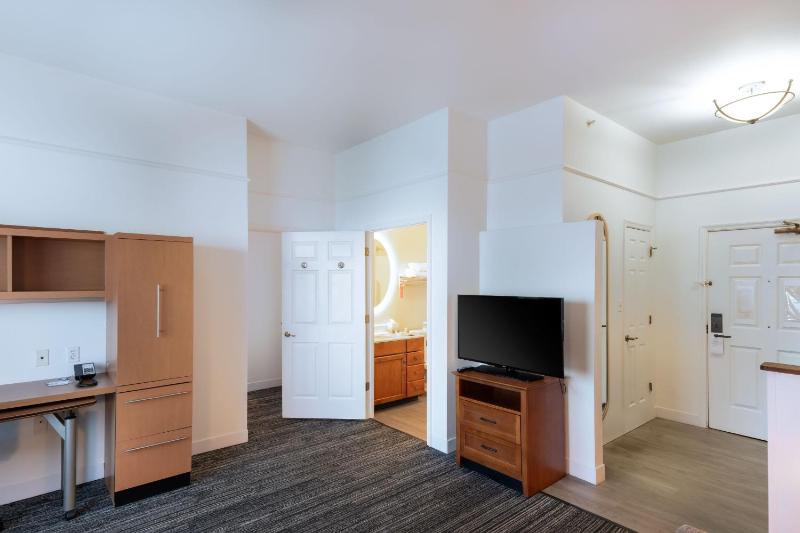 One-Bedroom Suite with Sofa Bed image 4