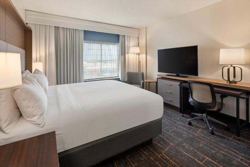 Standard King Room image 2