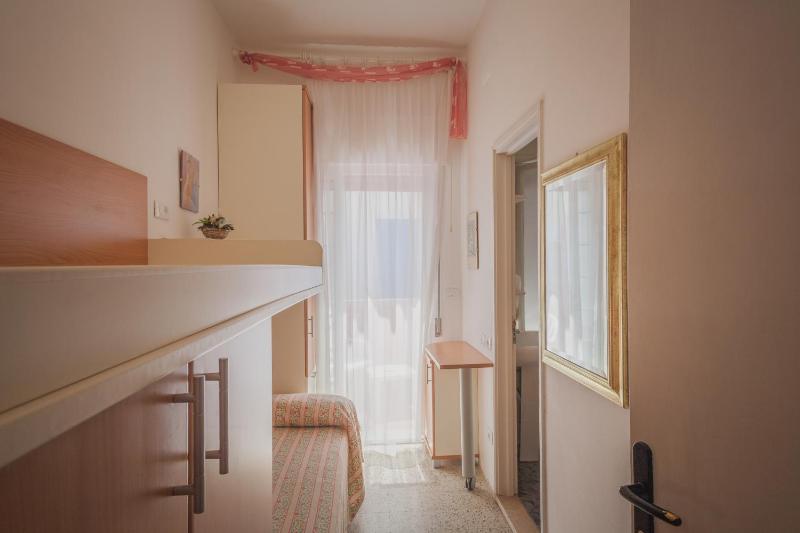 Classic Single Room with Balcony image 3