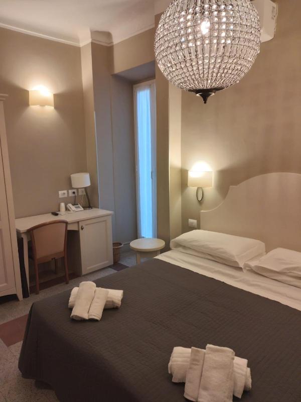 Double Room with City View image 3
