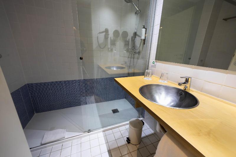 Standard Queen Room image 1