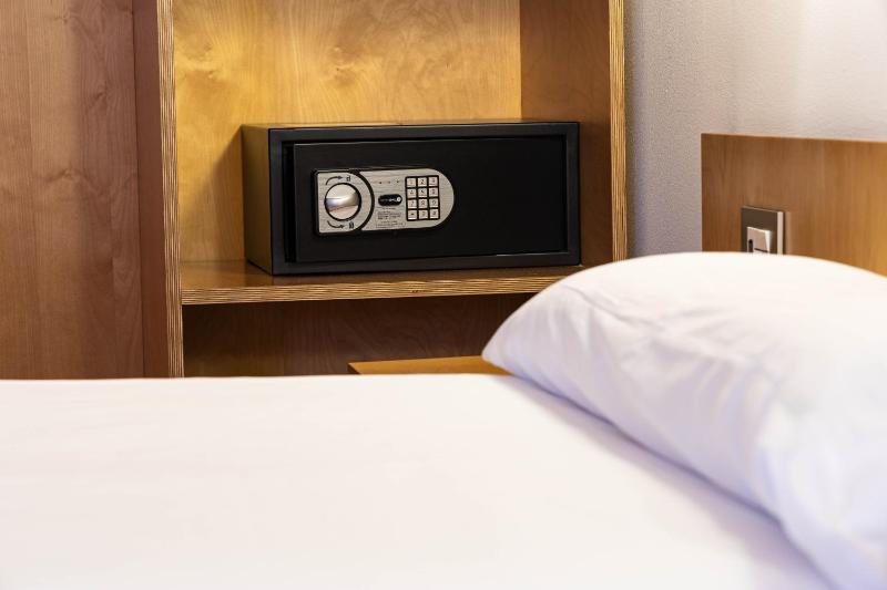 Large Double Room image 1