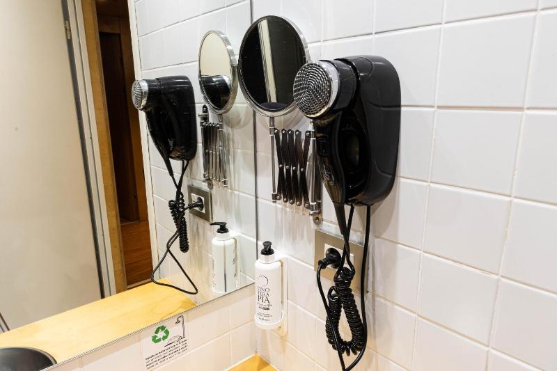 Standard Queen Room image 3