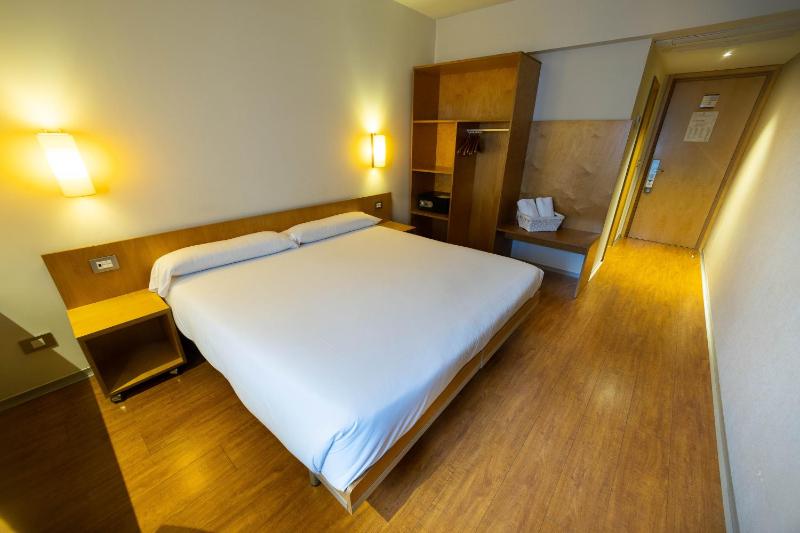 Large Double Room image 3