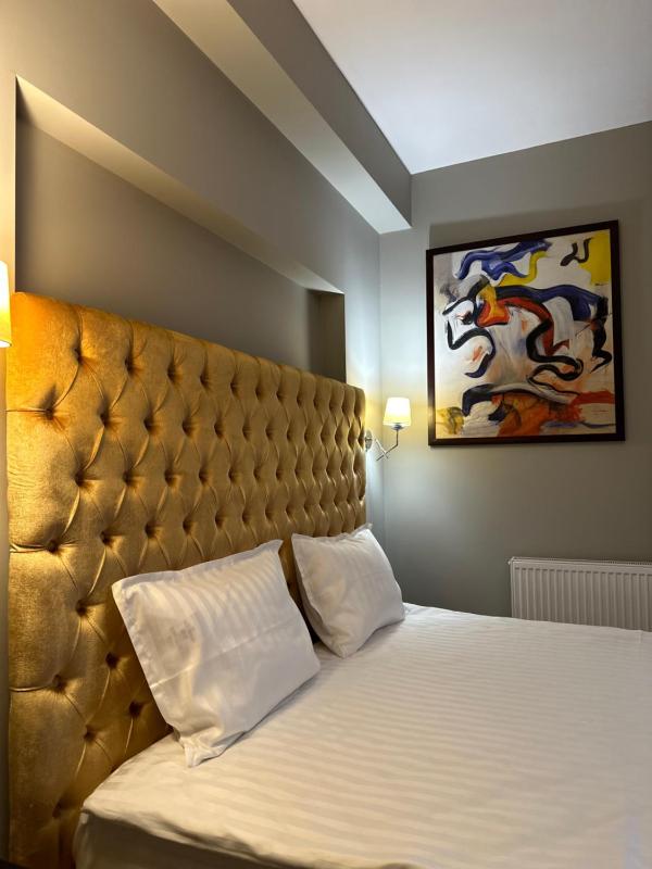 Deluxe Double Room with Balcony image 1