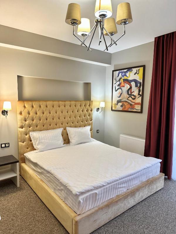 Deluxe Double Room with Balcony image 3