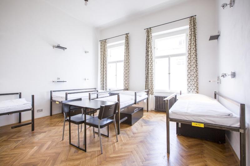 Bed in 6-Bed Mixed Dormitory image 1