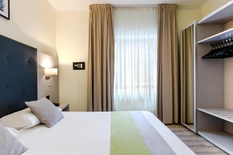 Double Room image 3