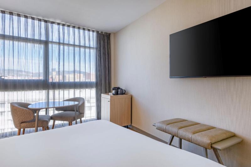 King Room with City View image 4