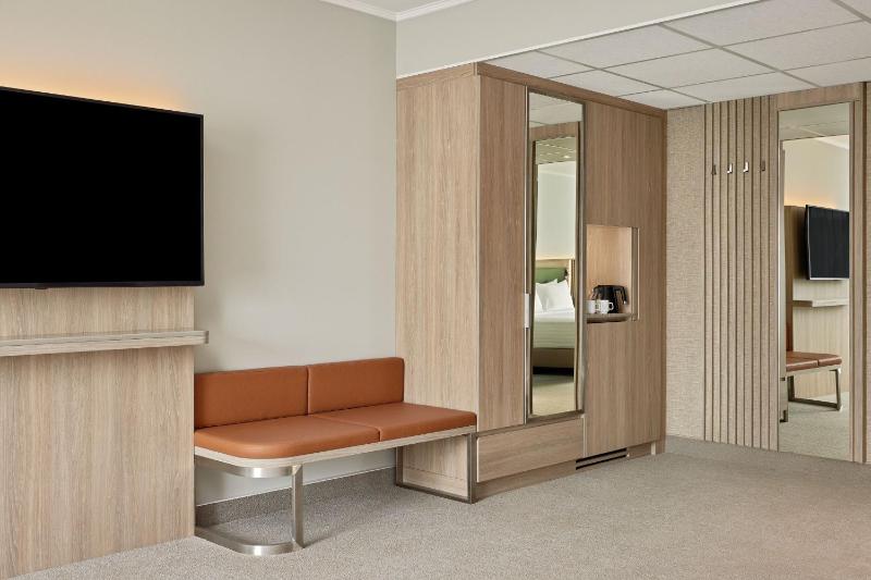 Large Family Room image 4