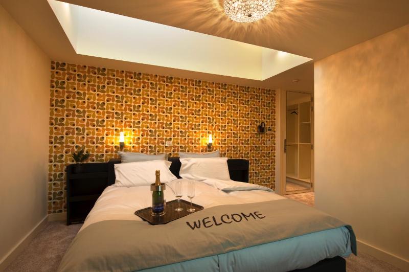 Deluxe Twin Room image 2
