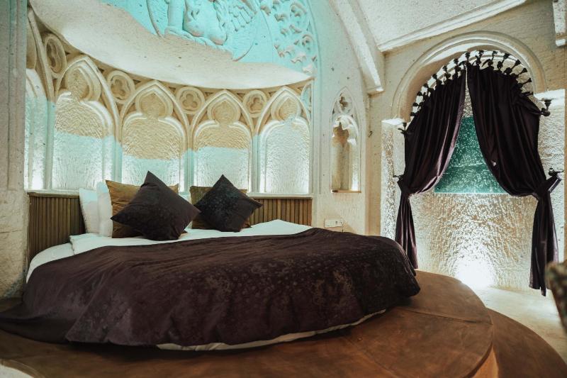 King Suite with Spa Bath image 1