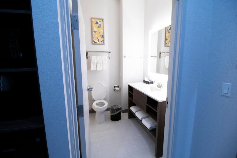 King Suite - Disability Access/Non Smoking image 3