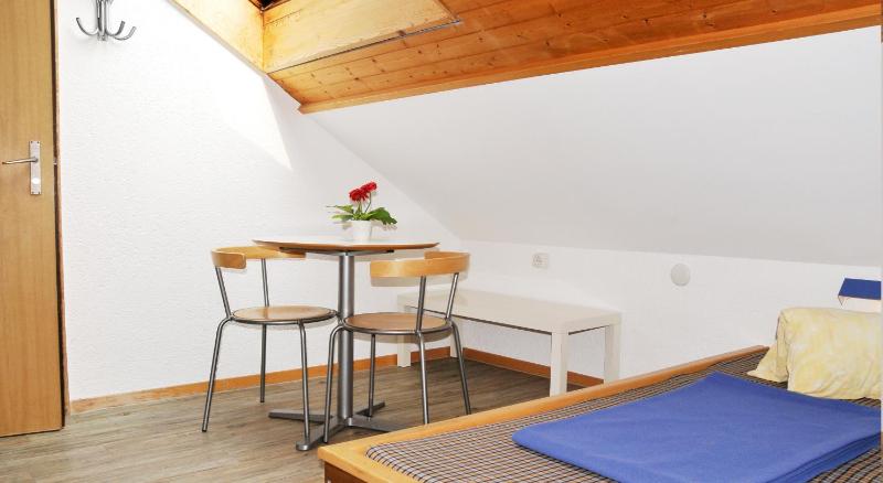 Twin Room Hostel with Shared Bathroom image 3