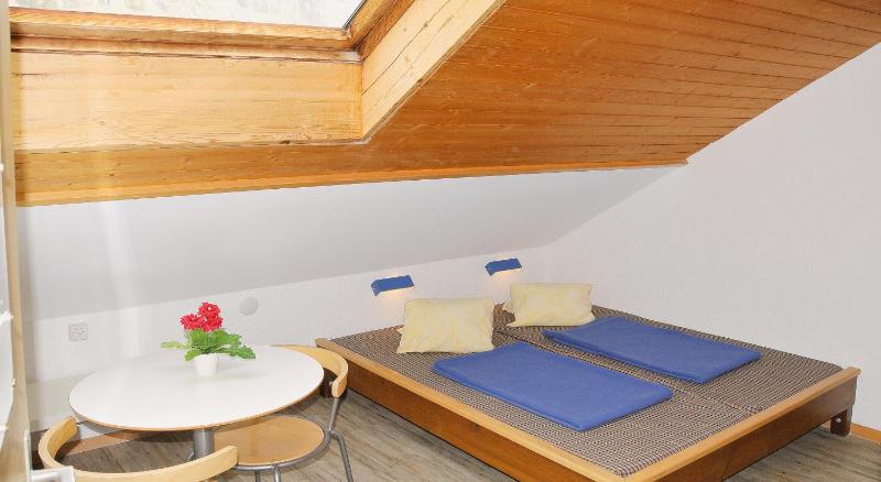Twin Room Hostel with Shared Bathroom image 4