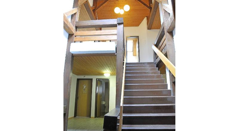 Twin Room Hostel with Shared Bathroom image 2