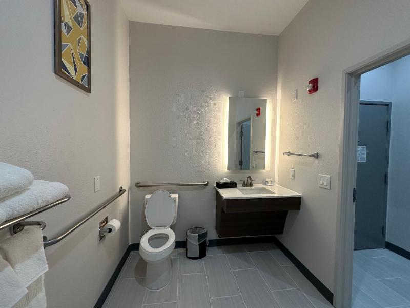 King Room with Roll-In Shower - Disability Access/Non Smoking image 3