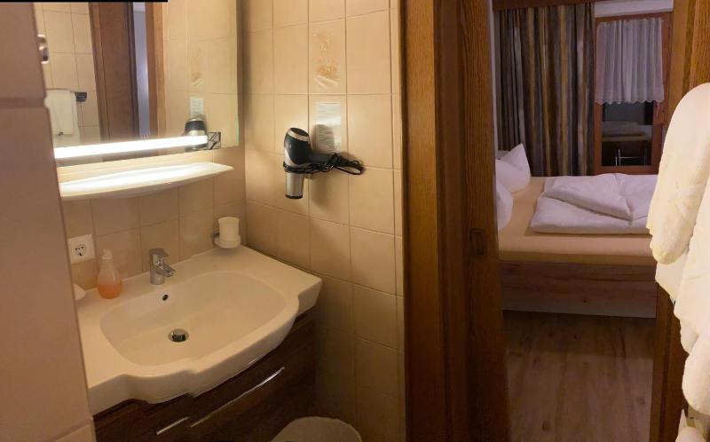 Double Room image 4