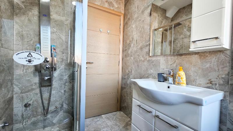 One-Bedroom Apartment image 3