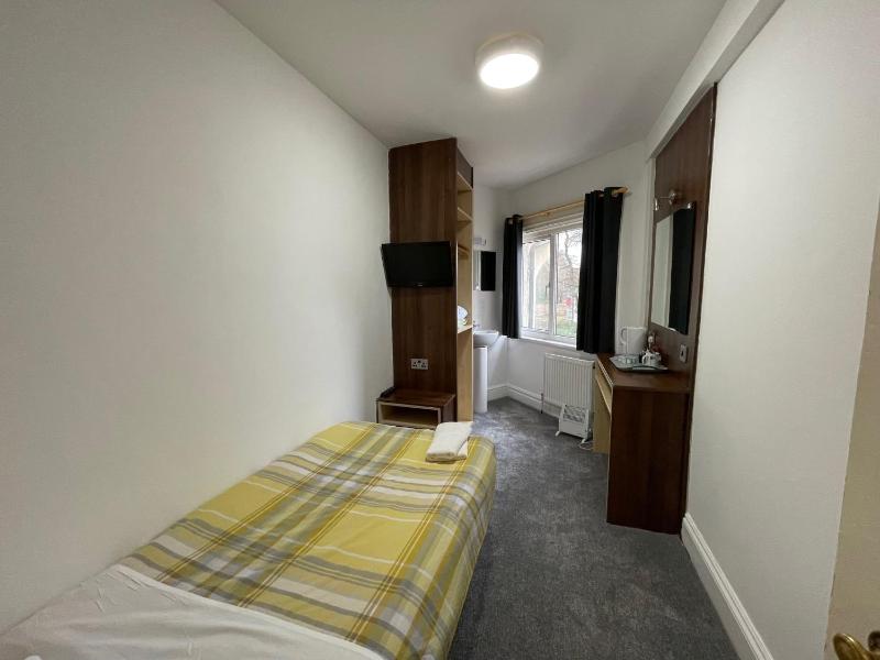 Single Room with Shared Bathroom image 1