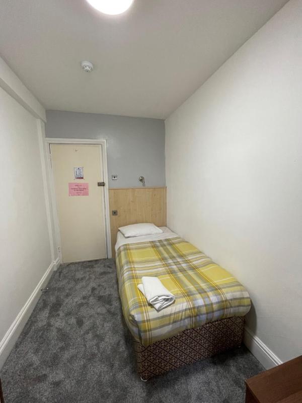 Single Room with Shared Bathroom image 4