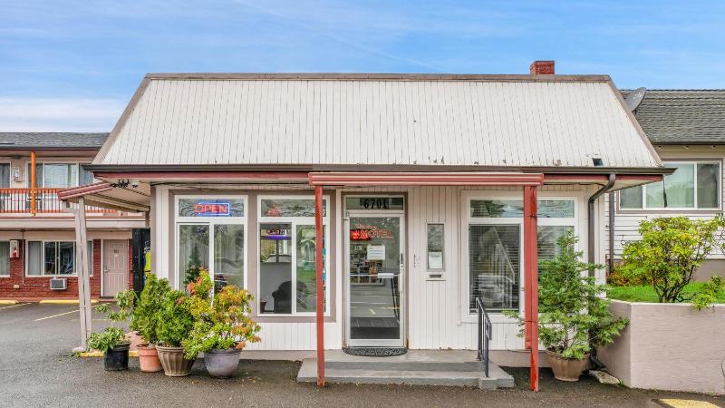 Viking Motel - image 13