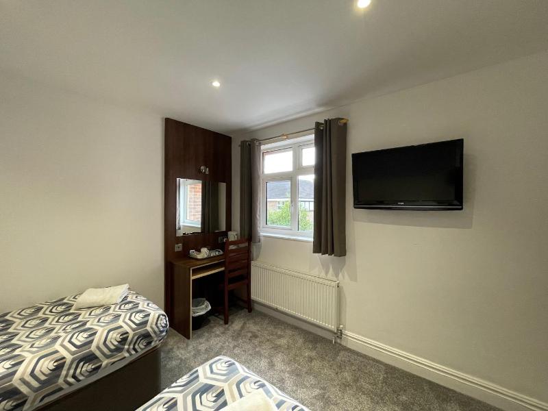 Twin Room image 4