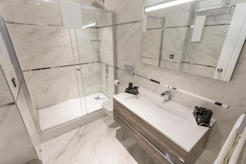 Superior Family Room with Balcony image 2