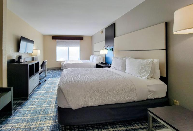 Standard Room with Two Queen Beds image 2