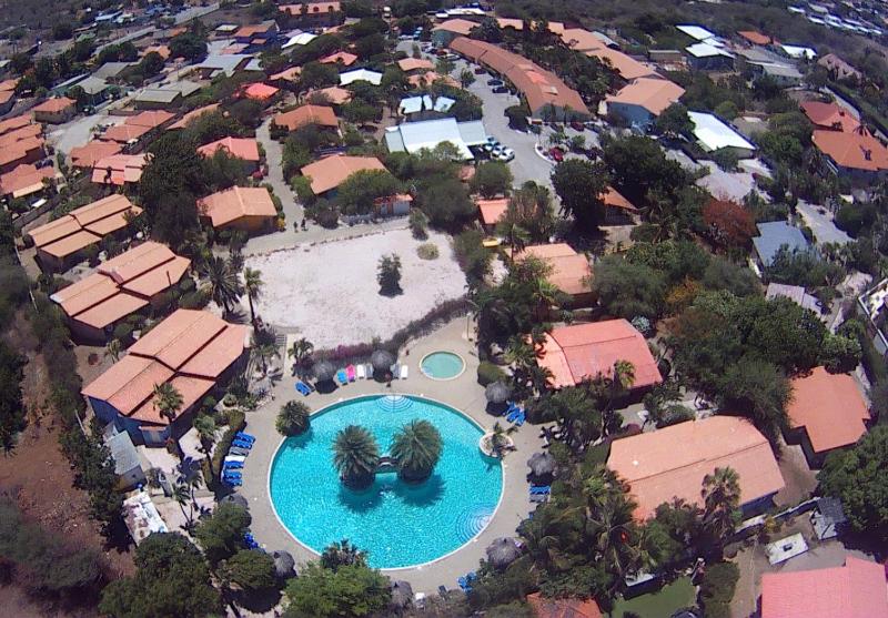 Kas di BaMi A-194 op Seru Coral Resort - Ruim appartement met groot zwembad en tropische tuin - image 8