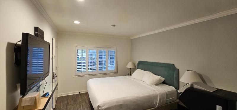 King Room image 3