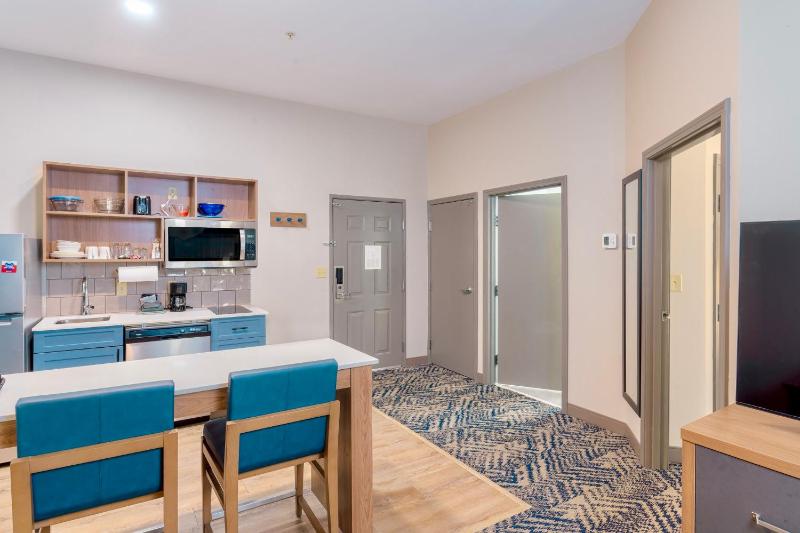 One-Bedroom Queen Suite image 3