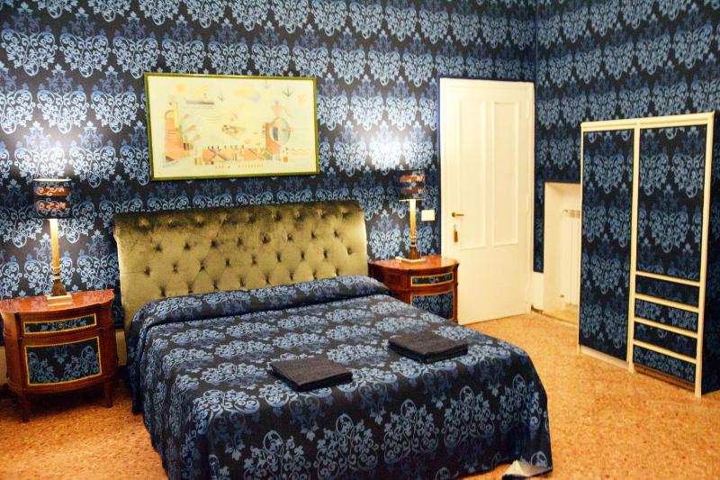 Queen Room with Shared Bathroom image 3