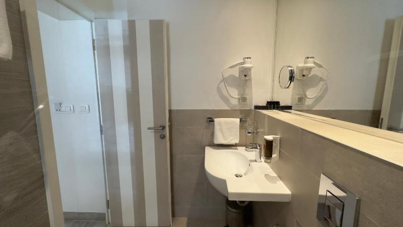 Double or Twin Room with Balcony image 3