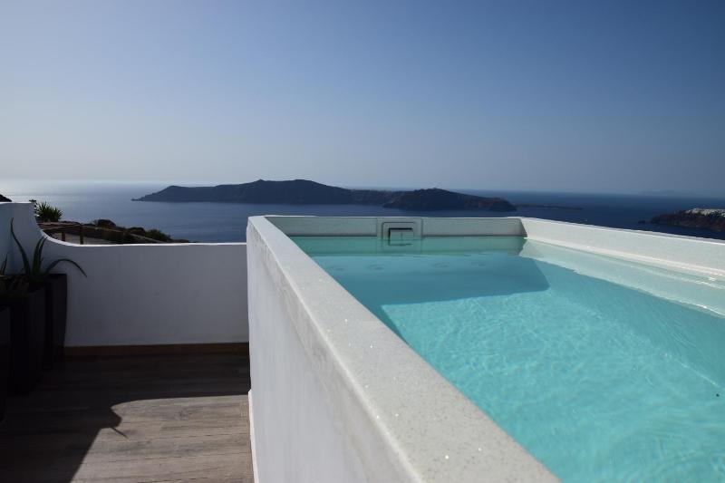 Loft Suite with Plunge Pool & Caldera View image 1