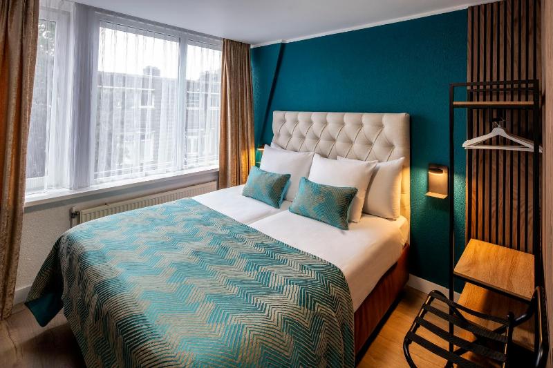 Double or Twin Room image 4