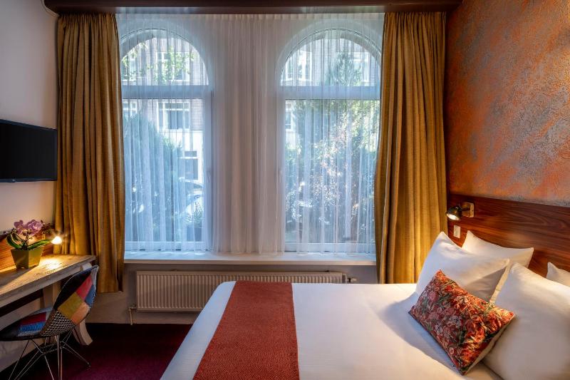 Double or Twin Room image 4