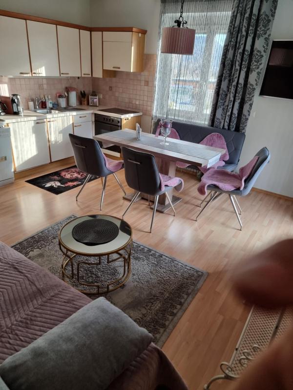 Apartment with Terrace - L1 image 4