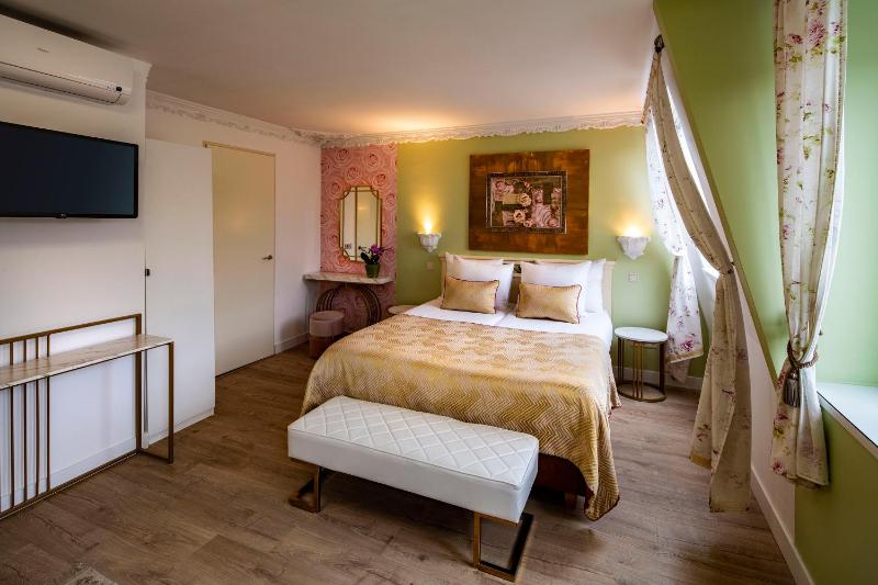 Family Room with Private Bathroom image 1