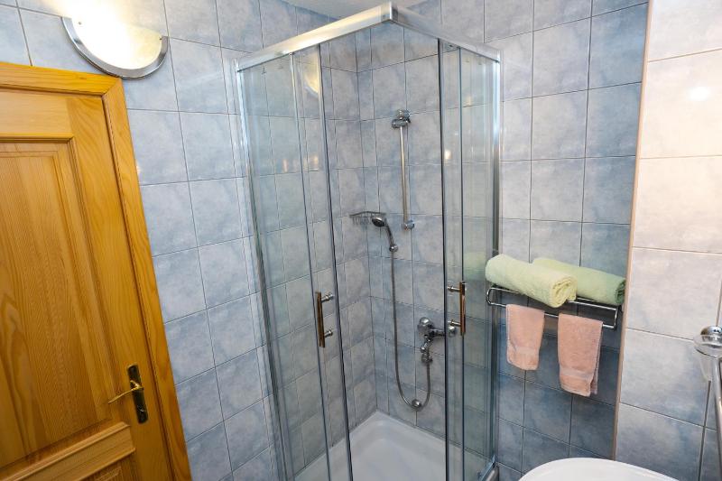 Twin Room image 4
