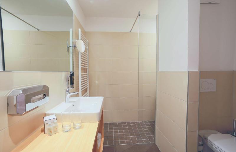 Deluxe Double Room with Balcony image 4