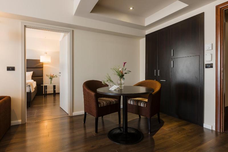 Business One-Bedroom Apartment image 3