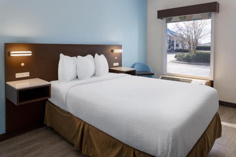 1 Double Bed, Accessible Room, Non-Smoking image 4