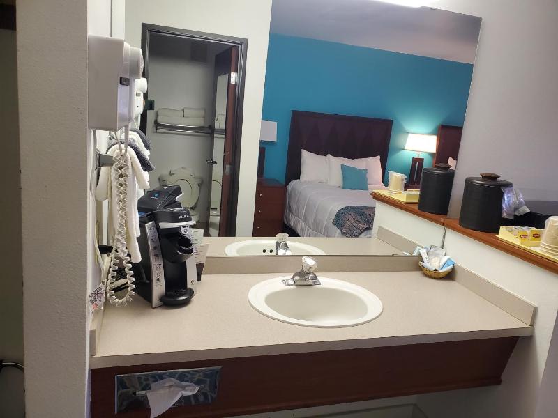 Queen Room with Two Queen Beds image 4