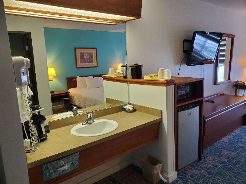 Deluxe Queen Room image 3
